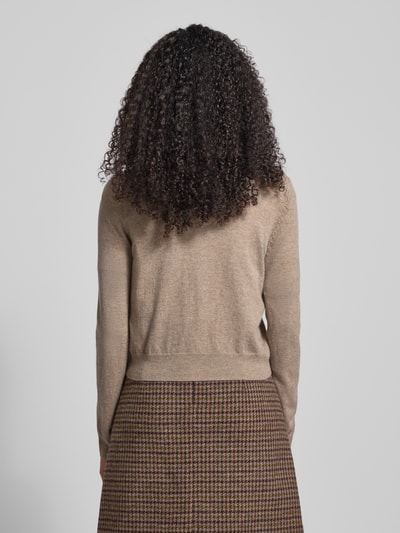 Vrouwenmodel draagt Slim Fit Gebreid jack uit mix van wol en kasjmier Model 'NEBBIA' van Weekend Max Mara, look: effen, mix van wol en kasjmier, knoopsluiting, labelstitching, ronde hals, lange mouw, geribde zoom, detailopname rugaanzicht.