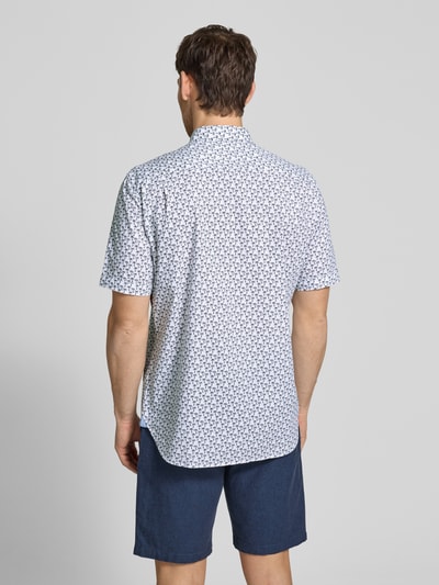 Männermodel trägt Regular Fit Freizeithemd mit Button-Down-Kragen von Christian Berg Men, Reine Baumwolle, Allover-Look, Ganzkörperansicht Rückansicht.
