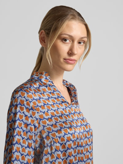 Vrouwenmodel draagt Regular Fit blouse uit zuiver viscose van MORE & MORE, kleurrijk hartjespatroon, lichte stof, Nahaufnahme bovenlichaam.