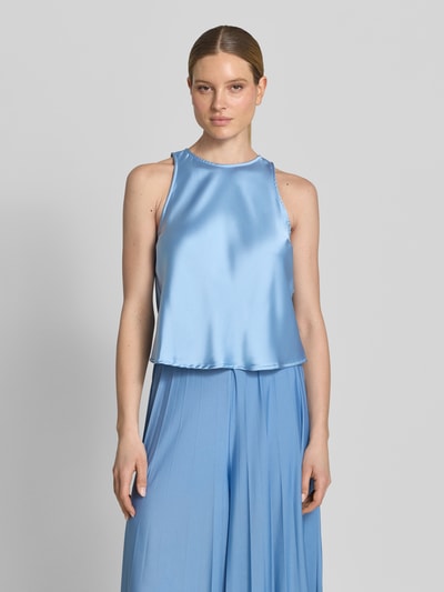 Frauenmodel trägt Regular Fit Top aus Satin Modell 'Laureen' von GUIDO MARIA KRETSCHMER WOMAN in Hellblau, Elastischer-Material-Mix, Ärmelloses-Design, Rundhalsausschnitt, glatte Textur, fließender Stoff, Rückenlänge bei Größe 36: 48 cm, Ganzkörperansicht von vorne.