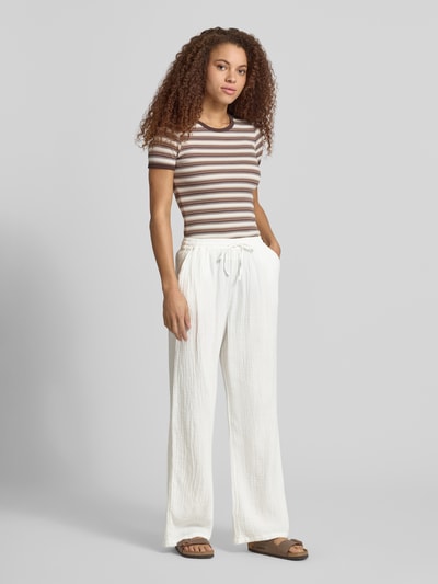 Frauenmodel trägt Relaxed Fit Weite Hose aus Bio-Baumwolle Modell 'THYRA' von Only, Optik: Unifarben, Materialverarbeitung: Crêpe, seitliche Eingrifftaschen, Ganzkörperansicht von vorne.