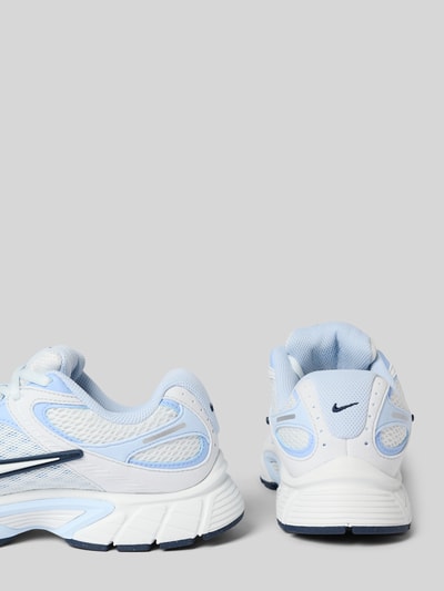 Produktfoto, Sneaker mit Logo-Detail von Nike in Weiß und Hellblau, abgerundete Passform, Schnürverschluss, profilierte Sohle, Absatzhöhe 6 cm, Schafthöhe 6 cm, Schaftweite 7 cm, für Damen