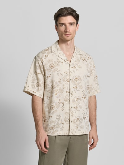 Männermodel trägt Regular Fit Freizeithemd mit Reverskragen von Guess, Material-Mix mit Viskose-Anteil, Knopfleiste, Nahaufnahme Oberkörper.