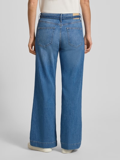 Vrouwenmodel draagt Wide Leg Jeans uit katoenmix model 'SURI' van s.Oliver RED LABEL, denimlook, kleur blauw, mid waist, volledige achterkant.
