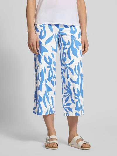 Frauenmodel trägt Culotte aus Leinen-Baumwoll-Mix mit Gürtel von Christian Berg Woman im Allover-Look, Blau und Weiß, Nahaufnahme Unterkörper.
