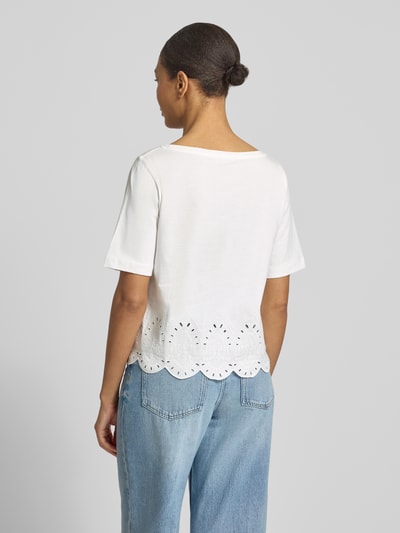 Frauenmodel trägt T-Shirt mit Rundhalsausschnitt und Lochstickerei von More & More, Damen T-Shirt aus Reine Baumwolle, Regular-Fit, Rückenlänge 66 cm bei Größe 36, Farbe Weiß, gerade Form, detailreiche Textur am Saum, Ganzkörperansicht Rückansicht.