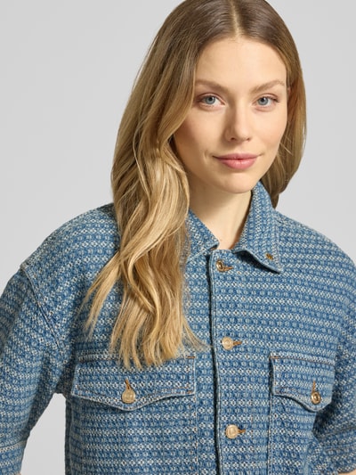 Frauenmodel trägt Relaxed Fit Jacke in Denim-Optik mit Brusttaschen Modell 'Ebba' von MOS MOSH, Reine Baumwolle, Nahaufnahme Oberkörper.
