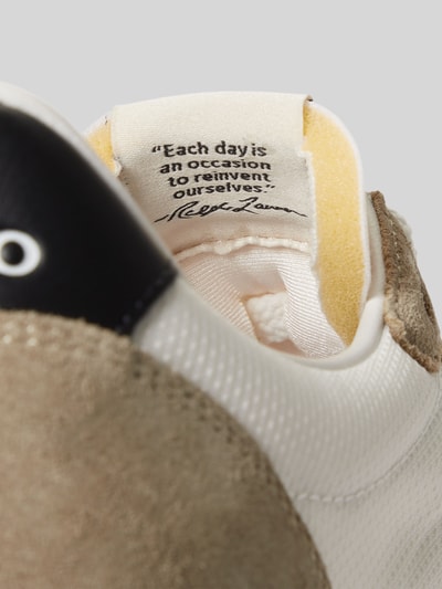 Produktfoto, Sneaker mit Schnürverschluss Modell 'PRL TRAIL 125' von Polo Ralph Lauren, beżowo-biała cholewka z mieszanki skóry, zaokrąglony nosek, detale z logo, sznurowanie, teksturowana podeszwa, wysokość obcasa w rozmiarze 40: 4 cm, wysokość cholewki w rozmiarze 40: 8 cm, szerokość w rozmiarze 40: 7 cm