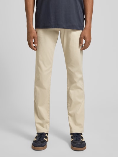 Männermodel trägt Hose im 5-Pocket-Design Modell 'CORDOBA' von bugatti, beige, Baumwoll-Mix mit Stretch, Ganzkörperansicht von vorne.