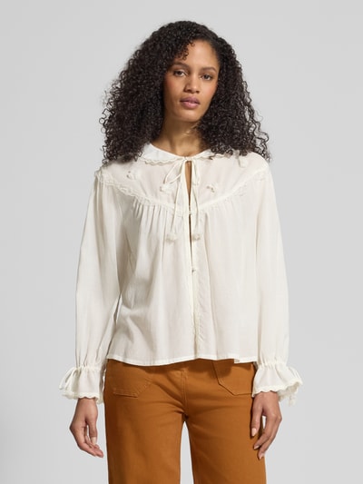Modelka kobieca nosi Relaxed Fit Bluse mit Spitze und Schnürung od Jake*s Casual, biały bawełniano-wiskozowy materiał, koronkowe detale, zapięcie na guziki, długość tyłu 60 cm, długość rękawa 57 cm, widok całej sylwetki z przodu.