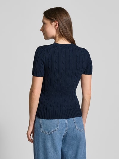 Frauenmodel trägt Slim Fit Kurzarmpullover mit Label-Stitching von Polo Ralph Lauren in Dunkelblau, Strick-Optik, Rückansicht, Ganzkörperansicht.