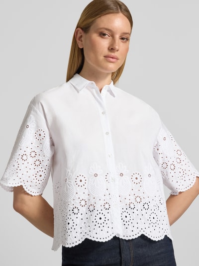 Vrouwenmodel draagt Cropped Bluse mit Lochstickerei van Smith and Soul van puur katoen met ajourwerk, overhemdkraag, knoopsluiting, ruglengte 55 cm, mouwlengte 29 cm, wit, rechte lijnen, zachte textuur. Nahaufnahme bovenlichaam.