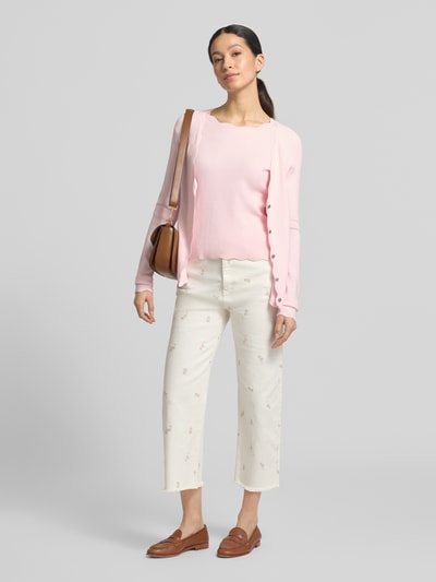 Kobiece model prezentuje Strickshirt aus Viskose-Mix mit Rüschenkragen od Christian Berg Woman w jasnoróżowym kolorze, krój taliowany, falisty brzeg, półrękaw, długość pleców S: 51 cm, długość rękawa S: 31 cm, pełny widok z przodu.