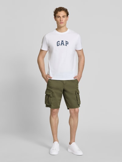 Männermodel trägt Straight Fit Shorts mit Cargo-Taschen Modell 'Core' von GAP in Olivgrün, Baumwoll-Mix, Ganzkörperansicht von vorne.