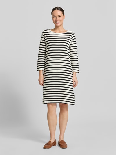 Frauenmodel trägt Marc O'Polo Loose Fit Freizeitkleid aus reiner Baumwolle in Schwarz-Weiß mit Streifenmuster, Damen Freizeitkleid, Ganzkörperansicht von vorne.