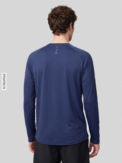 Męski model nosi Regular Fit Sport-Langarmshirt mit Logo-Detail od Nike, kolor ciemnoniebieski, gładka tekstura, Ganzkörperansicht Rückansicht, koszulka sportowa Nike Training, KI-modifiziertes Bild.