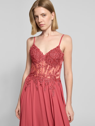 Kobiece modelka nosi Maxikleid mit Stitchings und Ziersteinbesatz od Luxuar z szyfonu, taliowany krój, hafty, obszycie ozdobnymi kamieniami, zamek błyskawiczny z tyłu, długość tyłu w rozmiarze 36: 126 cm, szerokość klatki piersiowej w rozmiarze 36: 41 cm; zbliżenie na górną część ciała