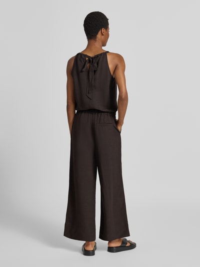 Männermodel trägt Jumpsuit mit rückseitiger Schnürung Modell 'Cisea' von someday, czarny, krój regular fit, mieszanka wiskozy i lnu, szerokie nogawki, gładka faktura, Ganzkörperansicht Rückansicht
