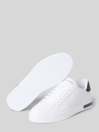 Produktfoto, Sneaker mit Schnürung und Logo-Muster von Armani Exchange in Weiß mit Abgerundete-Spitze, Label-Detail, Absatzhöhe: 3 cm, Schafthöhe: 8 cm, Schaftweite: 10 cm bei Größe 44.