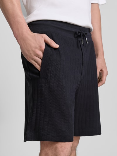 Männermodel trägt Regular Fit Shorts mit Tunnelzug Modell 'JUANITO' von JOOP! Collection, reine Baumwolle, Nahaufnahme Oberschenkel.