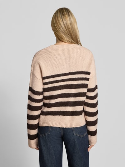 Modelka nosi Strickpullover im Allover-Look mit Rundhalsausschnitt von MORE & MORE, beżowe i brązowe pasy, luźny krój, długość tyłu 53 cm, długość rękawa 53 cm, widok całej sylwetki z tyłu