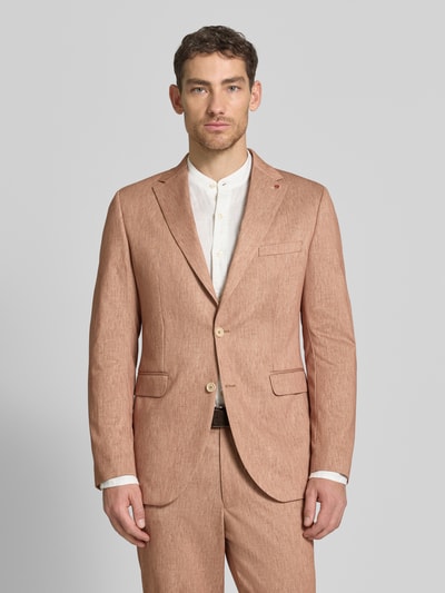 Männermodel trägt Regular Fit Sakko mit Viskose-Anteil Modell 'Calvin' von CG - Club of Gents in Beige, Struktur-Anzug-Stoff, Ganzkörperansicht von vorne, Elastischer-Material-Mix, Brusttasche, Logo-Detail, Pattentaschen, 2-Knopfleiste, Rückenlänge 74 cm, Schulterbreite 45 cm, Ärmellänge 65 cm, Größe 50.