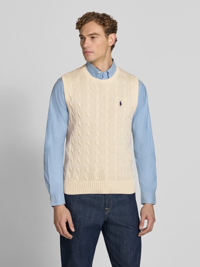 Männermodel trägt Regular Fit Pullunder aus reiner Baumwolle von Polo Ralph Lauren in Creme mit Strukturmuster, Ganzkörperansicht von vorne. Herren Pullunder