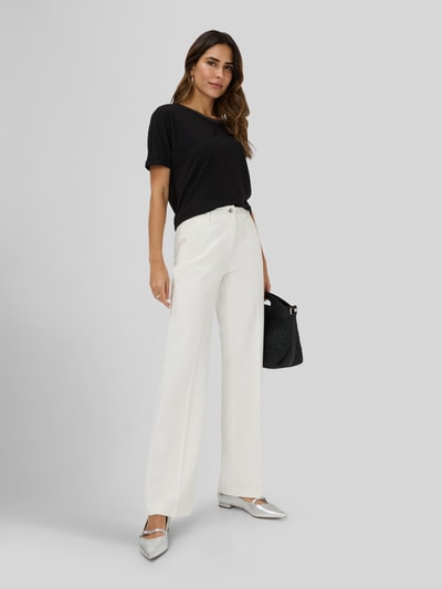 Vrouwenmodel draagt Wide Leg Hose aus Viskose-Mix van Brax in effen kleuren met riemlussen, steekzakken, paspelzak, knoop- en ritssluiting, viscosemix, ganzkörperansicht van voren.