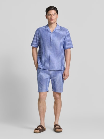 Männermodel trägt Regular Fit Freizeithemd aus Leinen-Baumwoll-Mix von MCNEAL, blau-weiß gestreift, Reverskragen, Ganzkörperansicht von vorne.
