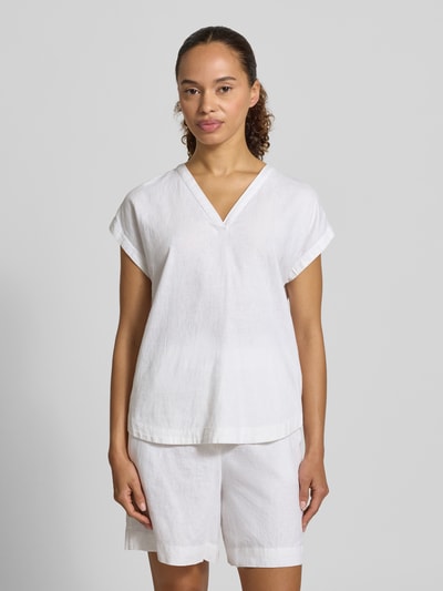 Frauenmodel trägt Blusenshirt aus Leinen-Viskose-Mix Modell 'INA' von Soyaconcept, weiß, V-Ausschnitt, gerade Form, Ganzkörperansicht von vorne.