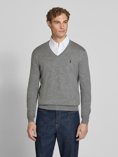 Männermodel trägt grauen Regular Fit Pullover aus reiner Wolle von Polo Ralph Lauren, glatte Textur, Ganzkörperansicht von vorne.