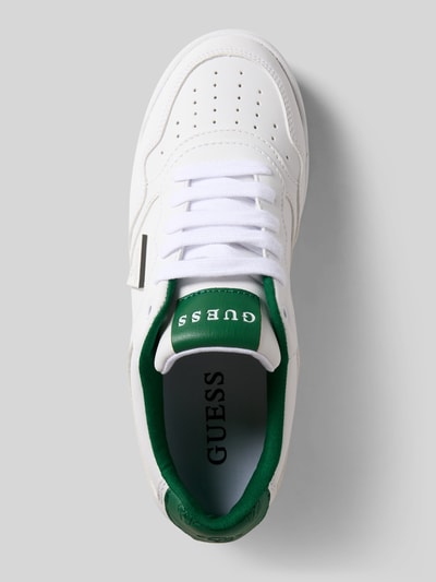 Produktfoto, Sneaker mit Logo-Applikation Modell 'Miram' von Guess, weiße und grüne Farbakzente, abgerundete Passform, Schnürverschluss, profilierte Passform, Absatzhöhe 4 cm, Schafthöhe 8 cm, Schaftweite 7 cm