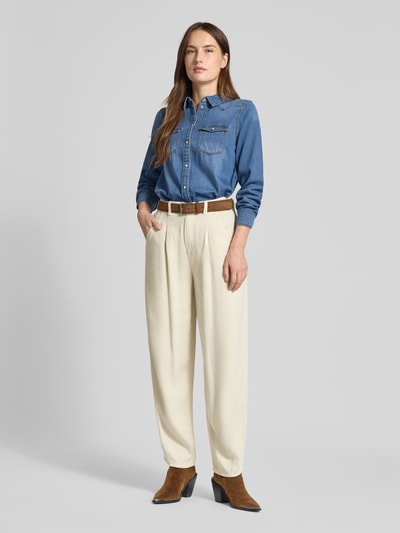 Frauenmodel trägt Balloon Fit Jeans aus reinem Lyocell von Emporio Armani in Creme, Ripp-Optik, Eingriff- und Gesäßtaschen, Ganzkörperansicht von vorne.