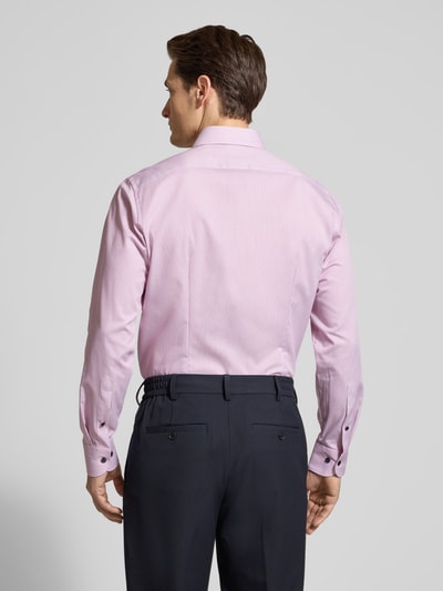 Męski model nosi Regular Fit Business-Hemd mit Kentkragen od OLYMP, jasnoróżowa bawełna, krój regular fit, kieszeń na piersi, widok całej sylwetki z tyłu, długość pleców 70 cm, szerokość ramion 45 cm, długość rękawa 65 cm, kontekst: męska koszula biznesowa