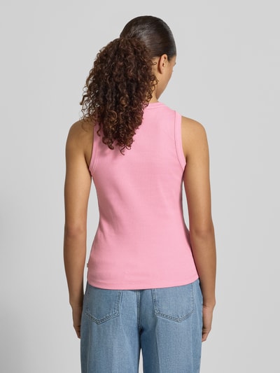 Modelka damska ma na sobie Slim Fit Top in Rippstrickoptik od Tom Tailor Denim, różowy bawełniany krój slim fit, widok z tyłu, całopostaciowy.