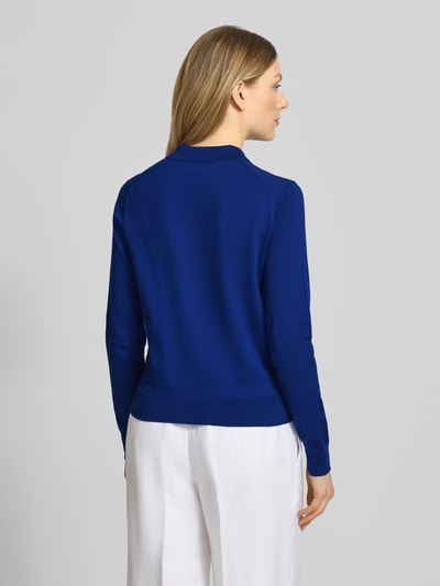 Vrouwenmodel draagt Slim Fit Strickjacke aus Baumwoll-Mix van Polo Ralph Lauren, look: effen, fijngebreid katoenmix, overhemdkraag, lange mouwen, geribde rompzoom en mouwboord, gestikt logo, eenrijige knoopsluiting, geheel in blauw en wit, rugaanzicht.