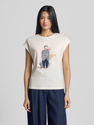 Frauenmodel trägt T-Shirt mit fixierten Ärmelumschlägen von Christian Berg Woman, reine Baumwolle, gerader Schnitt, Ganzkörperansicht von vorne.