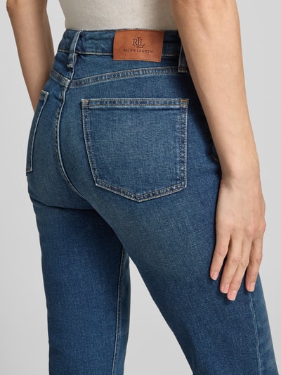 Frauenmodel trägt Shaped Fit T-Shirt aus reiner Baumwolle von Lauren Ralph Lauren in Optik: Unifarben, Jersey, Nahaufnahme Oberkörper.