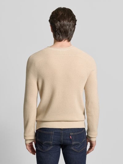 Mannenmodel draagt Strickpullover aus Baumwoll-Kaschmir-Mix mit gerippten Abschlüssen van FTC-Cashmere in beige, rugaanzicht, Regular Fit.