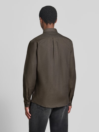 Männermodel trägt Regular Fit Freizeithemd aus Baumwoll-Mix Modell 'Oxford' von Lindbergh in Oliv, glatte Textur, Ganzkörperansicht Rückansicht. Herren Freizeithemd, Button-Down-Kragen, 1-Knopf-Manschetten, abgerundeter Saum, Rückenlänge 77 cm, Schulterbreite 44 cm, Ärmellänge 66 cm.