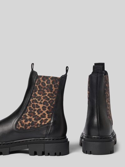 Produktfoto, schwarze Chelseas aus echtem Rindsleder von Tamaris mit Leo-Einsatz, grobe Sohle, glatte Textur, Damen Chelseas von Tamaris.