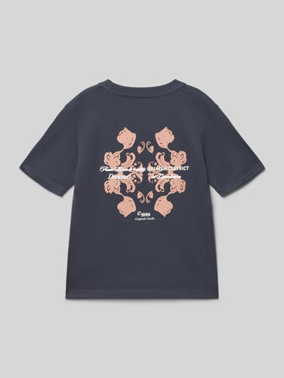 Jongen draagt T-shirt met rugzijde motiefprint model 'MONTAUK' van Jack & Jones, puur katoen, recht model, statementprint, labeldetail, ruglengte maat 140 52 cm, donkerblauw met lichtroze accenten, glad textuur, ganzekörperansicht rückansicht.