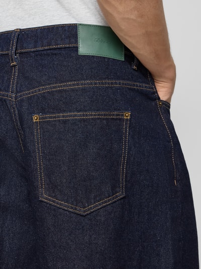 Mężczyzna nosi Bermudas im 5-Pocket-Design Modell 'Script' od BLKVIS, czysta bawełna, krój wide leg fit, szerokość w rozmiarze 32: 42 cm, długość nogawki od wewnątrz w rozmiarze 32: 33 cm, ciemny jeans, widoczna faktura materiału, widok z tyłu, zbliżenie na górną część.