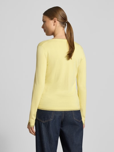 Frauenmodel trägt Slim Fit Longsleeve aus Viskose-Mix mit V-Ausschnitt von Liu Jo White in hellem Gelb, elastische Abschlüsse, Rückenlänge 55 cm, Ärmellänge 58 cm, Ganzkörperansicht Rückansicht.