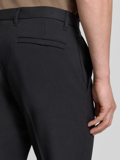 Männermodel trägt Straight Fit Stoffhose mit kantami od MCNEAL, elastyczna mieszanka materiałów, wpuszczane i kieszeń z tyłu, zapięcie na guzik i zamek błyskawiczny, szerokość w rozmiarze 50: 43 cm, długość wewnętrzna nogawki 70 cm, detailaufnahme