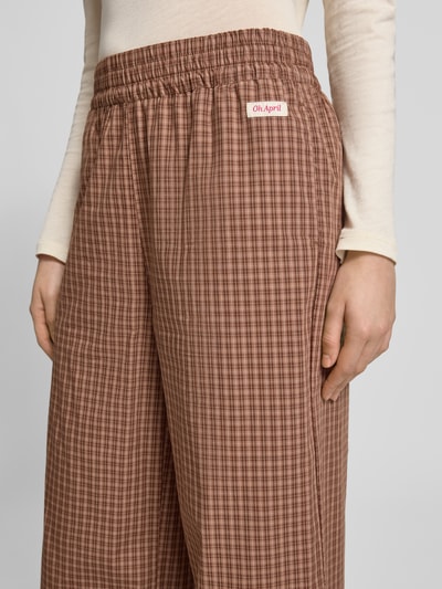Vrouwenmodel draagt Wide Leg Hose met Label-Patch Model 'Hazel' van OH APRIL, puur katoen, wide leg, elastische band, detailopname heup.