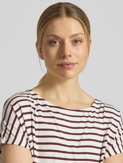 Vrouwenmodel draagt T-Shirt met Rundhalsausschnitt van Christian Berg Woman, rechte fit, Viscose-mix met stretch, kapmouwtjes, close-up bovenlichaam