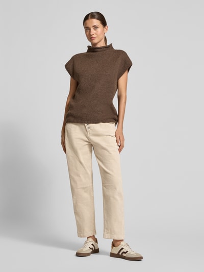 Kobieta nosi spodnie sztruksowe Relaxed Fit Cordhose aus Baumwoll-Mix model 'Malibu' od Buena Vista, damskie, jasny beż, pełen widok z przodu