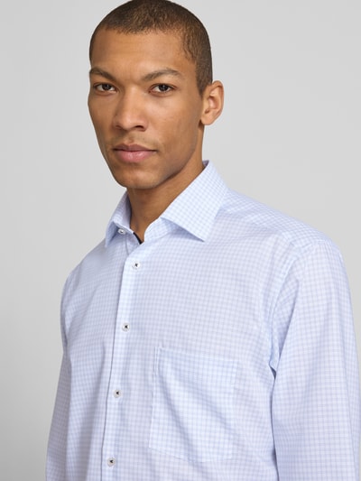 Mannenmodel draagt Regular Fit Business-Hemd aus Baumwolle mit Kentkragen van ETERNA, lichtblauw met ruit, borstzak, puur katoen, regular fit, kentkraag, ruglengte maat 40: 80 cm, schouderbreedte 48 cm, mouwlengte 66 cm, Nahaufnahme bovenlichaam.