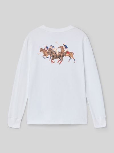 Junge trägt Regular Fit Langarmshirt aus reiner Baumwolle von Polo Ralph Lauren Kids in Weiß mit Polo-Motiv-Print, Rückansicht Ganzkörperansicht.